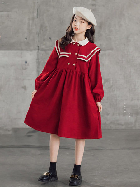 Stílusos ruha lányoknak ovális nyakkivágással és gombokkal