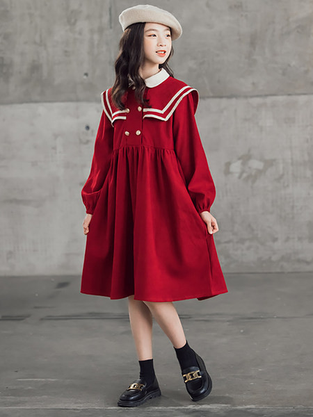 Stílusos ruha lányoknak ovális nyakkivágással és gombokkal