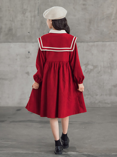 Stílusos ruha lányoknak ovális nyakkivágással és gombokkal