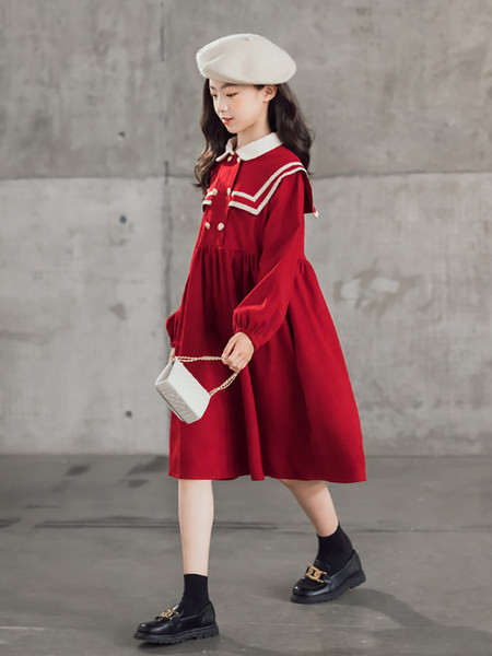 Stílusos ruha lányoknak ovális nyakkivágással és gombokkal