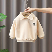 Gyerek pulóver fiúknak rátéttel és gallérral