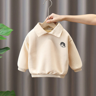 Gyerek pulóver fiúknak rátéttel és gallérral