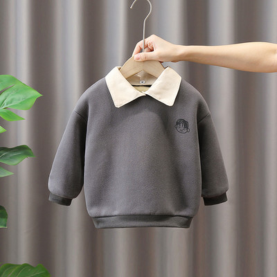 Gyerek pulóver fiúknak rátéttel és gallérral