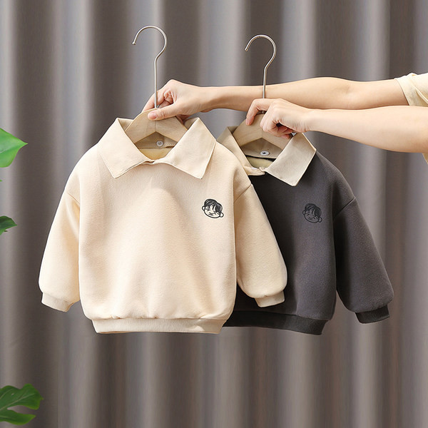 Gyerek pulóver fiúknak rátéttel és gallérral