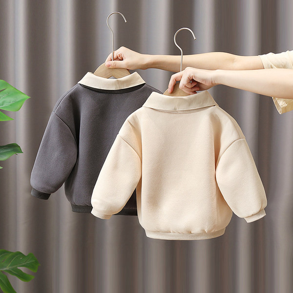 Gyerek pulóver fiúknak rátéttel és gallérral