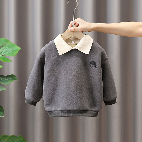 Gyerek pulóver fiúknak rátéttel és gallérral