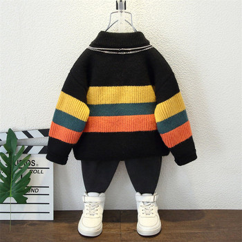 Пуловер за момчета с надпис и овално деколте 