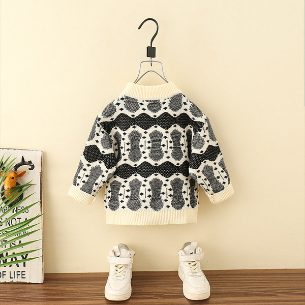 Dječji džemper u dvije boje sa vezom