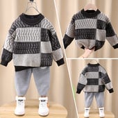 Pulover tricotat cu un model nou pentru băieți