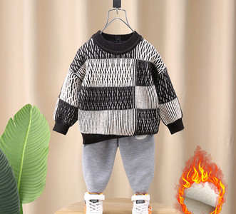 Pulover tricotat cu un model nou pentru băieți