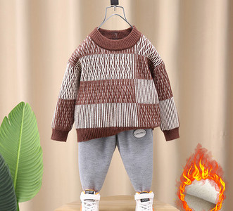 Pulover tricotat cu un model nou pentru băieți