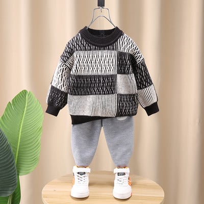 Pulover tricotat cu un model nou pentru băieți