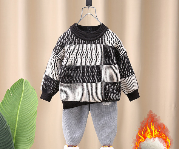 Pulover tricotat cu un model nou pentru băieți