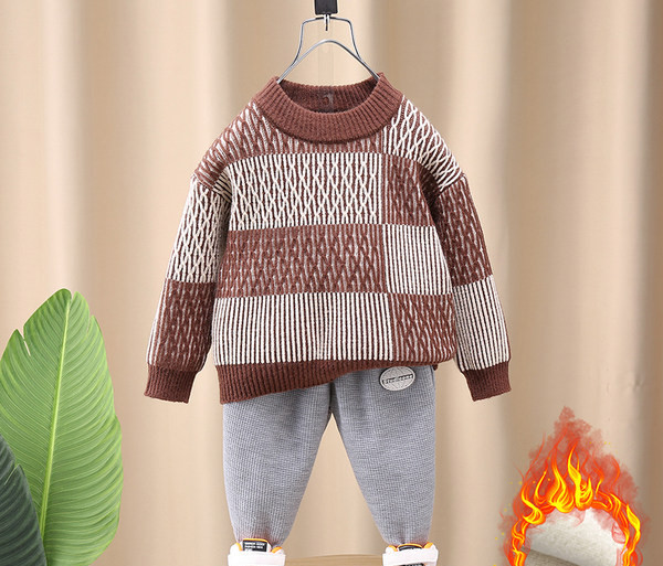 Pulover tricotat cu un model nou pentru băieți