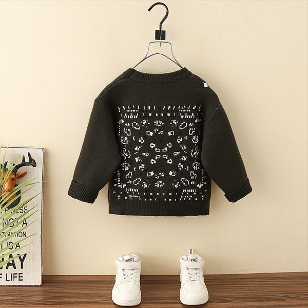 Ležeran zimski pulover s ovalnim izrezom i dugim rukavima