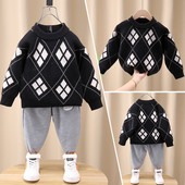 Įprasti megztiniai su ovalia iškirpte ir ilgomis rankovėmis