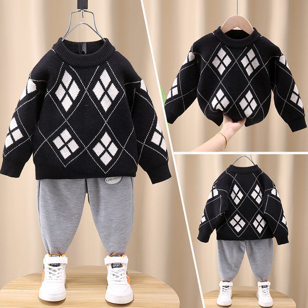 Įprasti megztiniai su ovalia iškirpte ir ilgomis rankovėmis