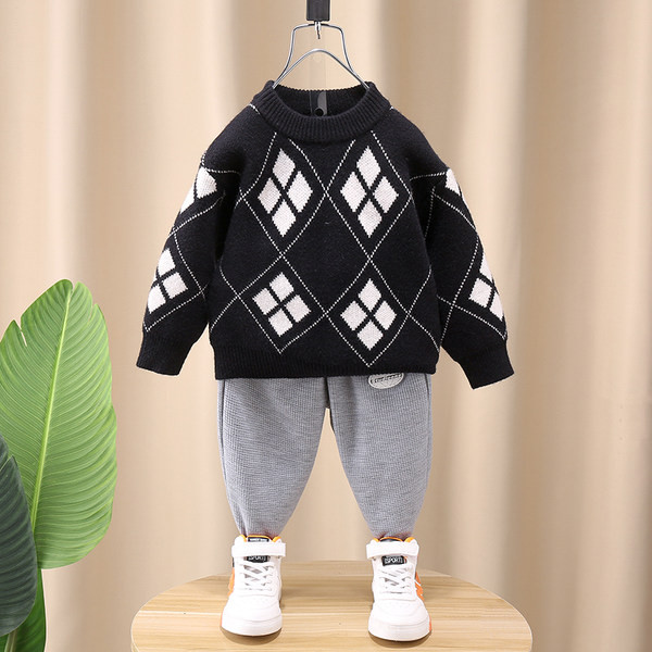 Įprasti megztiniai su ovalia iškirpte ir ilgomis rankovėmis