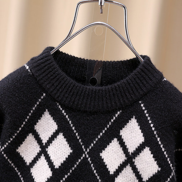 Įprasti megztiniai su ovalia iškirpte ir ilgomis rankovėmis