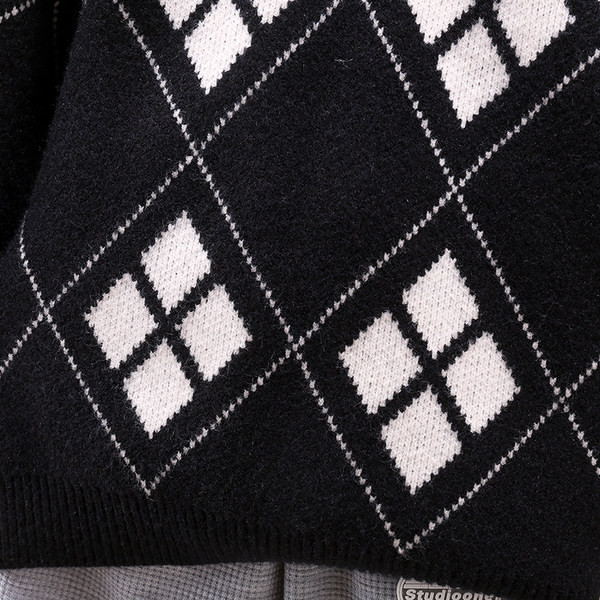 Įprasti megztiniai su ovalia iškirpte ir ilgomis rankovėmis