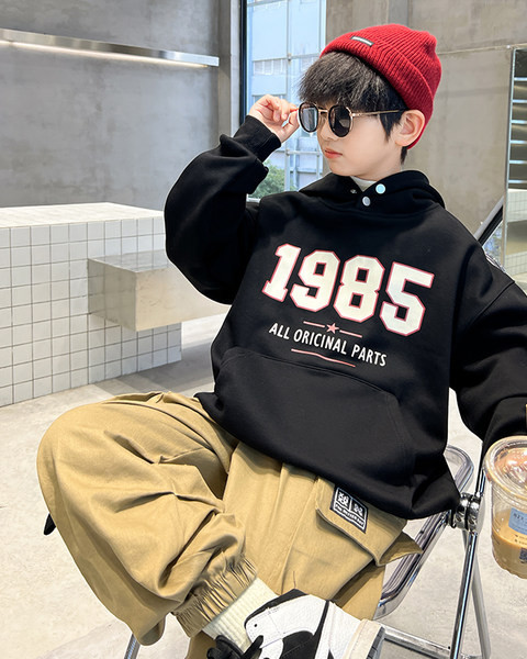 Sportska majica za djevojčice s kapuljačom i natpisom