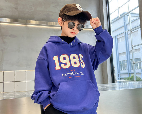 Sportska majica za djevojčice s kapuljačom i natpisom