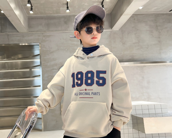 Sportska majica za djevojčice s kapuljačom i natpisom