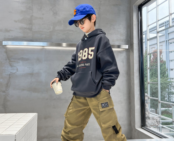 Sportska majica za djevojčice s kapuljačom i natpisom