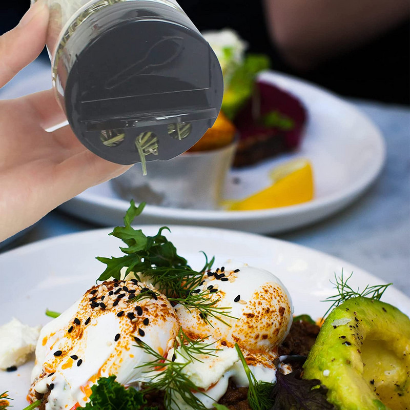 3,5 uncijos skaidraus plastiko prieskonių stiklainiai su purtyklės dangteliais, etiketėmis, prieskonių buteliuko prieskonių indeliai, skirti žolelių milteliams, druskai ir pipirams