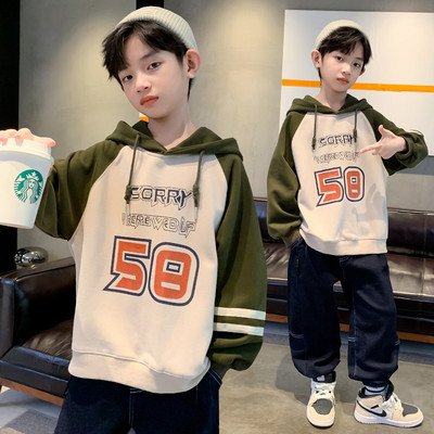 Berniuko sportinis megztinis su raštu ir gobtuvu