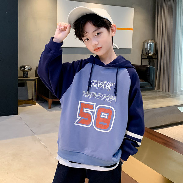 Berniuko sportinis megztinis su raštu ir gobtuvu