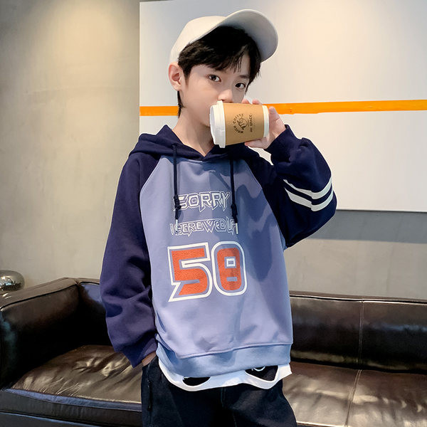 Berniuko sportinis megztinis su raštu ir gobtuvu