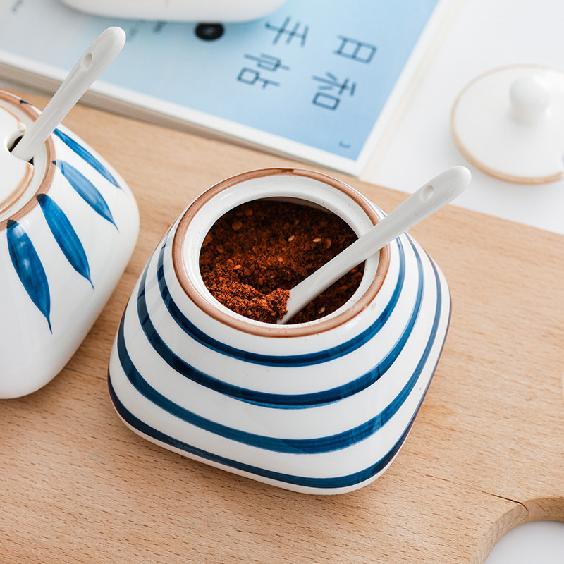 Japoniško stiliaus keraminis rankomis dažytas prieskonių indelių rinkinys Virtuvinis druskos ir pipirų plaktuvas prieskonių buteliuko cukraus dubuo su dangteliu šaukštas