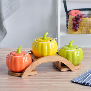 3 dalių rinkinys / virtuvės reikmenys Keraminiai prieskoniai Pipirai Druska Stiklas Cruet Trapecijos formos Bambuko stovo padėklas virtuvės prieskonių įrankis