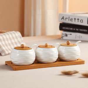 3 dalių rinkinys / virtuvės reikmenys Keraminiai prieskoniai Pipirai Druska Stiklas Cruet Trapecijos formos Bambuko stovo padėklas virtuvės prieskonių įrankis