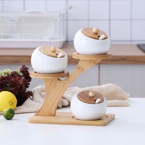 3 dalių rinkinys / virtuvės reikmenys Keraminiai prieskoniai Pipirai Druska Stiklas Cruet Trapecijos formos Bambuko stovo padėklas virtuvės prieskonių įrankis