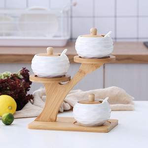3 dalių rinkinys / virtuvės reikmenys Keraminiai prieskoniai Pipirai Druska Stiklas Cruet Trapecijos formos Bambuko stovo padėklas virtuvės prieskonių įrankis