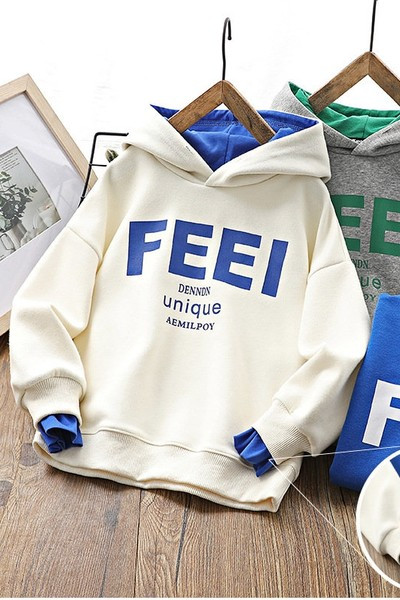 Un hanorac sport cu model larg pentru băieți, cu glugă și imprimeu