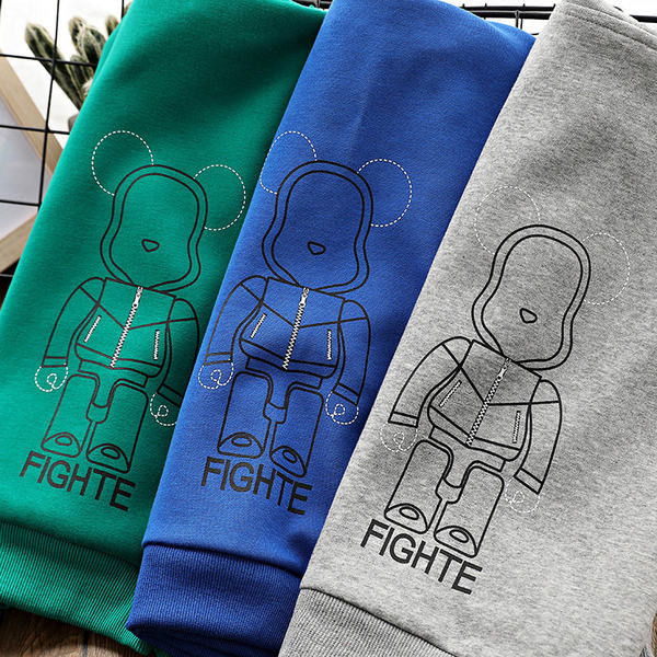 Megztinis berniukams su gobtuvu ir užrašu