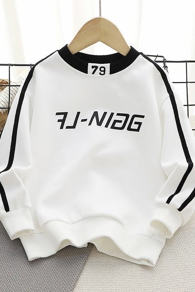 Hanorac cu model gratuit pentru băieți cu litere