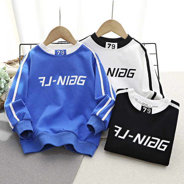 Hanorac cu model gratuit pentru băieți cu litere