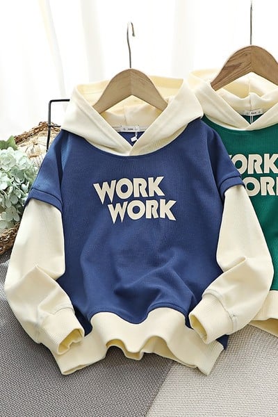 Un hanorac largi pentru băieți, cu glugă și imprimeu