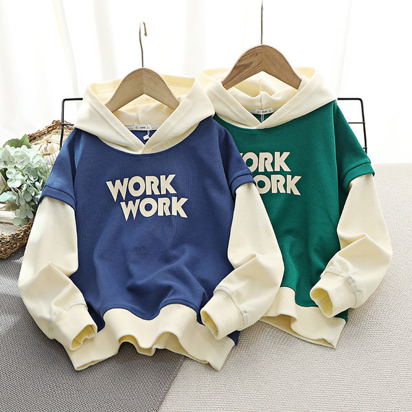 Un hanorac largi pentru băieți, cu glugă și imprimeu