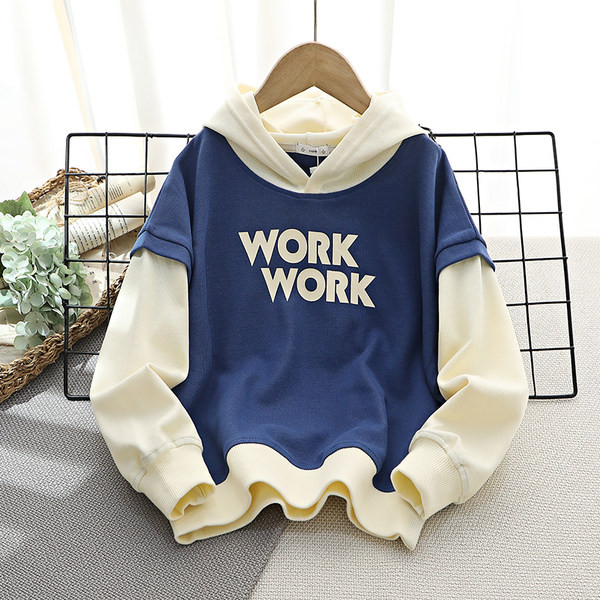 Un hanorac largi pentru băieți, cu glugă și imprimeu