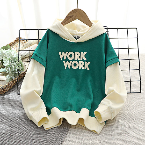 Un hanorac largi pentru băieți, cu glugă și imprimeu