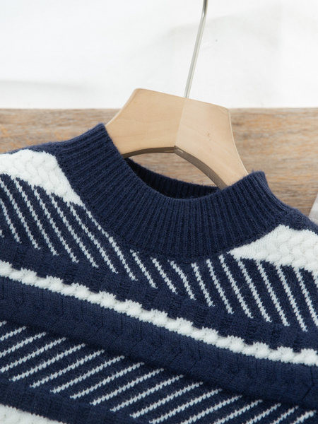 Pulover de iarna pentru baieti cu decolteu oval si maneci lungi