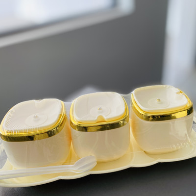 Vürtsipudeli plastikust maitseainepurgi komplekt koos lusikaga soolaloksuti suhkrumahuti kastmekausi jaoturi ja köögi vürtsiriiuliga