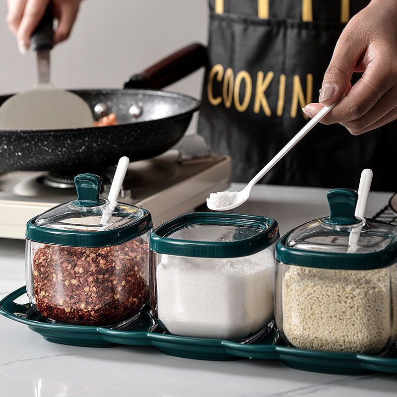 Vürtsipudeli plastikust maitseainepurgi komplekt koos lusikaga soolaloksuti suhkrumahuti kastmekausi jaoturi ja köögi vürtsiriiuliga