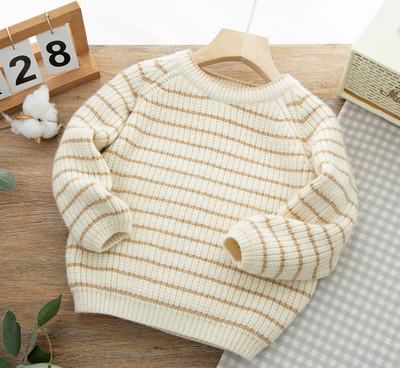 Vaikiškas megztinis berniukams su ovalia iškirpte