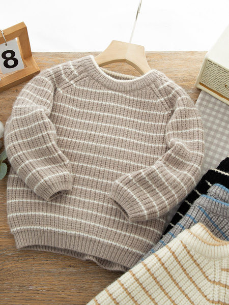 Vaikiškas megztinis berniukams su ovalia iškirpte